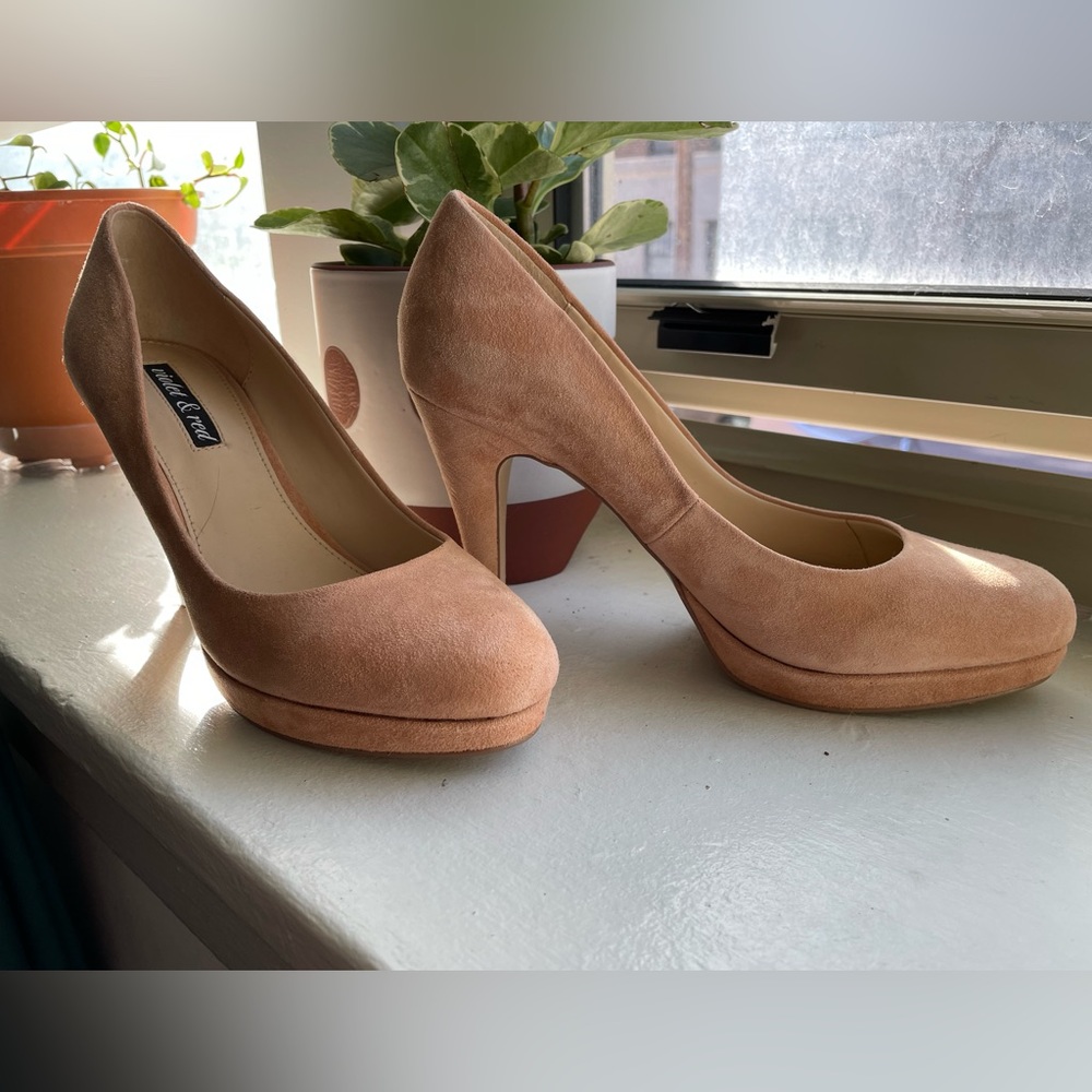 Violet & Red Jenni Suede Platform Pump in Blush